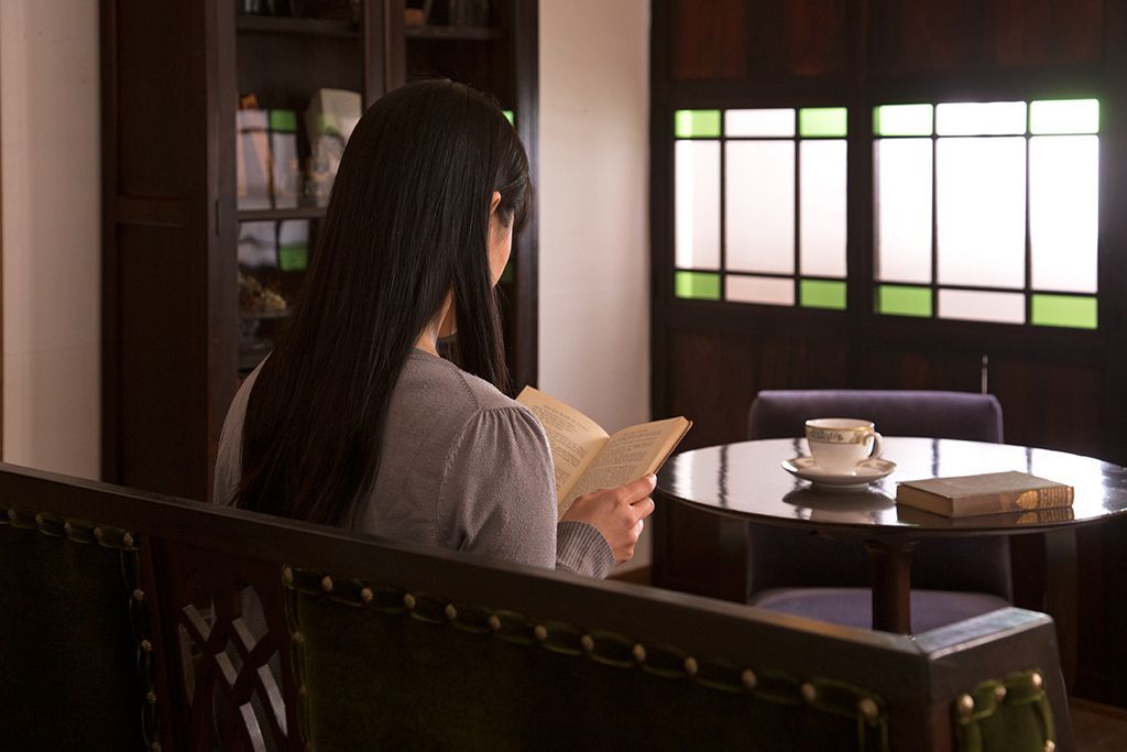 古民具・骨董　古い木が味わい深いガラス帯戸