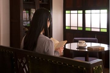 古民具・骨董　古い木が味わい深いガラス帯戸