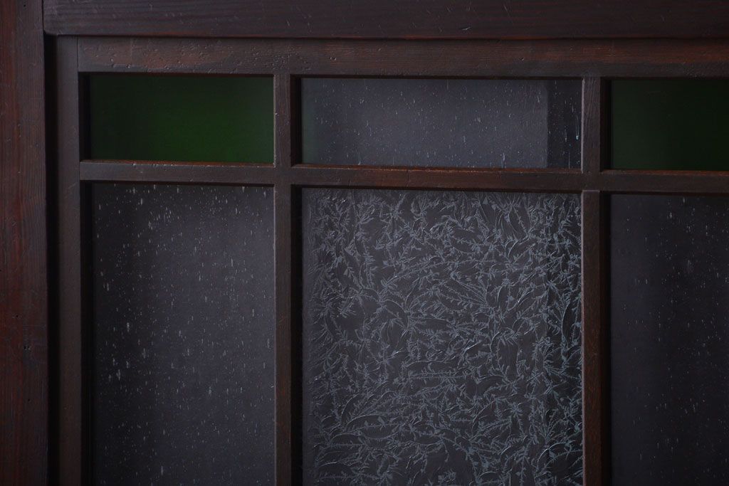 古民具・骨董　古い木が味わい深いガラス帯戸