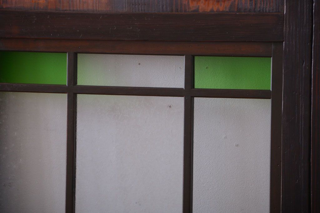 古民具・骨董　古い木が味わい深いガラス帯戸