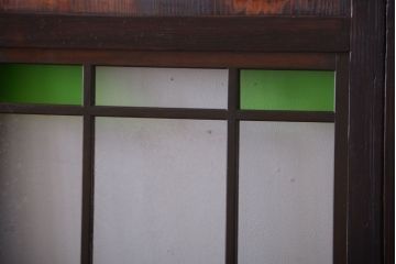 古民具・骨董　古い木が味わい深いガラス帯戸