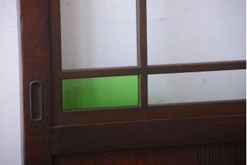 古民具・骨董　古い木が味わい深いガラス帯戸
