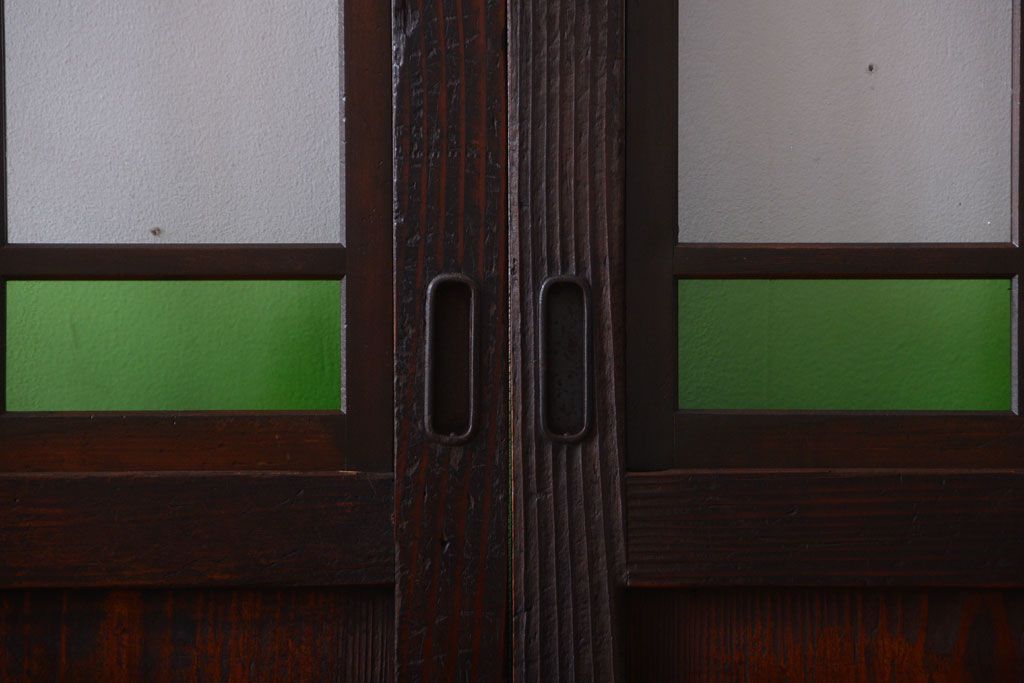 古民具・骨董　古い木が味わい深いガラス帯戸