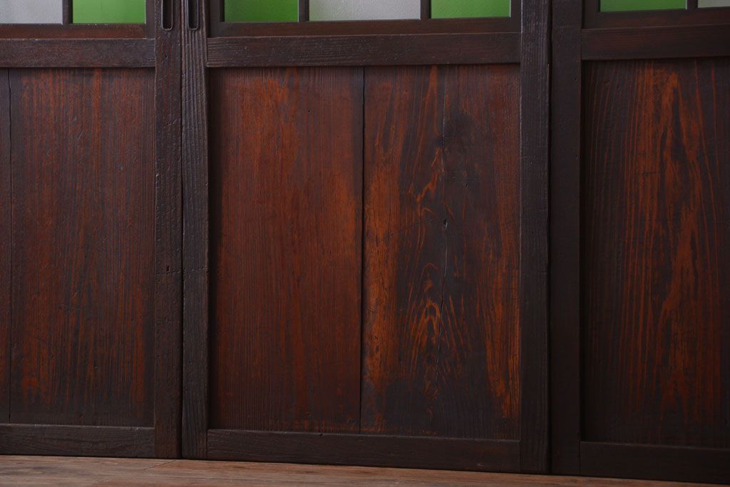 古民具・骨董　古い木が味わい深いガラス帯戸