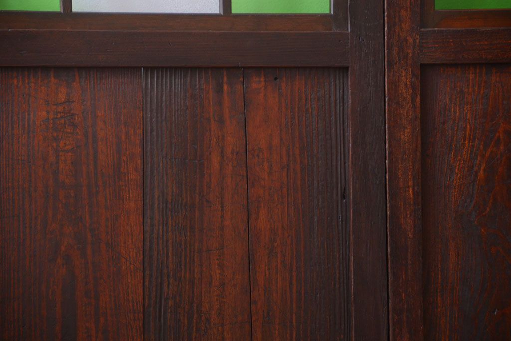 古民具・骨董　古い木が味わい深いガラス帯戸