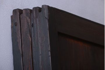 古民具・骨董　古い木が味わい深いガラス帯戸