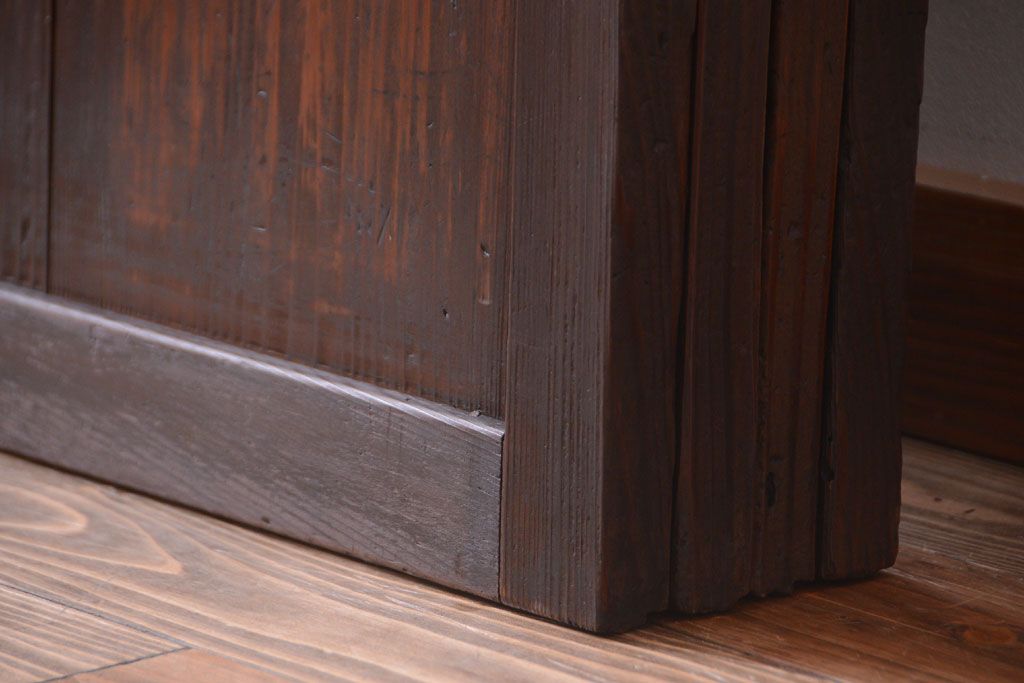 古民具・骨董　古い木が味わい深いガラス帯戸