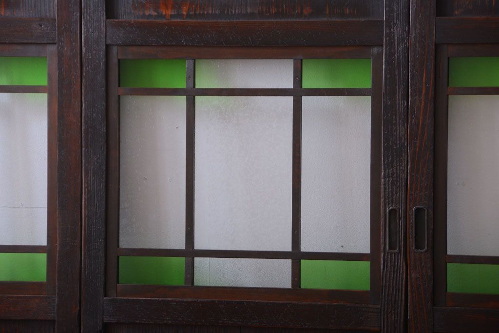 古民具・骨董　古い木が味わい深いガラス帯戸