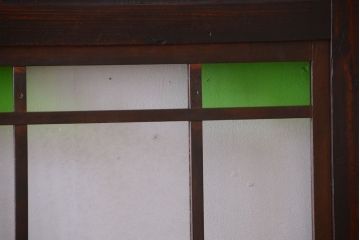 古民具・骨董　古い木が味わい深いガラス帯戸