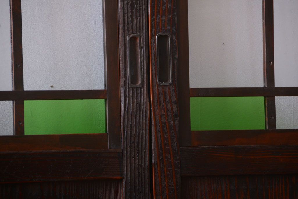 古民具・骨董　古い木が味わい深いガラス帯戸