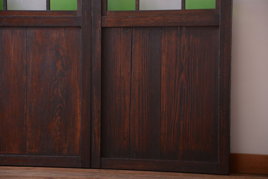 古民具・骨董　古い木が味わい深いガラス帯戸