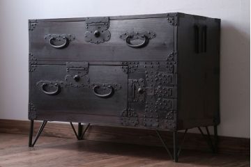 アンティーク家具　アンティーク　鉄脚付き!重厚な金具の時代箪笥ローボード(1)