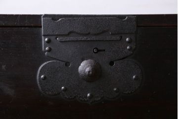 アンティーク家具　アンティーク　鉄脚付き!重厚な金具の時代箪笥ローボード(1)