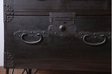 アンティーク家具　アンティーク　鉄脚付き!重厚な金具の時代箪笥ローボード(1)
