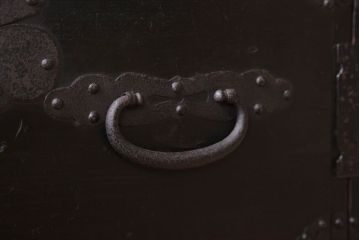 アンティーク家具　アンティーク　鉄脚付き!重厚な金具の時代箪笥ローボード(1)