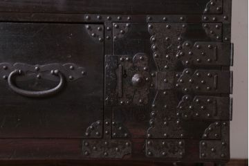 アンティーク家具　アンティーク　鉄脚付き!重厚な金具の時代箪笥ローボード(1)