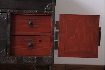 アンティーク家具　アンティーク　鉄脚付き!重厚な金具の時代箪笥ローボード(1)