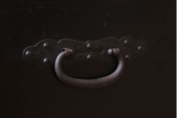 アンティーク家具　アンティーク　鉄脚付き!重厚な金具の時代箪笥ローボード(2)