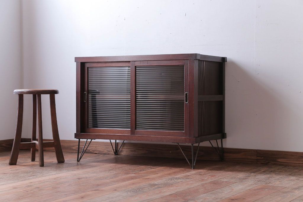 アンティーク家具　和製アンティーク　モールガラス引き戸の鉄脚キャビネット