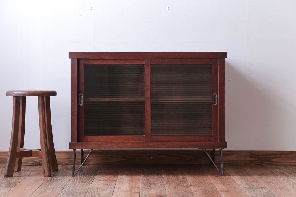 アンティーク家具　和製アンティーク　モールガラス引き戸の鉄脚キャビネット