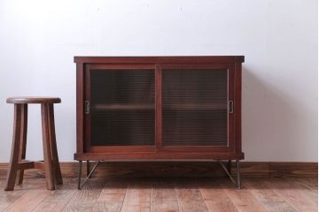 アンティーク家具　和製アンティーク　モールガラス引き戸の鉄脚キャビネット