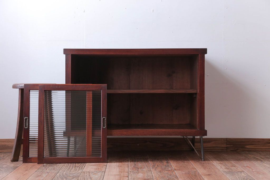 アンティーク家具　和製アンティーク　モールガラス引き戸の鉄脚キャビネット