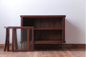 アンティーク家具　和製アンティーク　モールガラス引き戸の鉄脚キャビネット