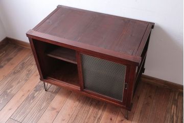 アンティーク家具　和製アンティーク　モールガラス引き戸の鉄脚キャビネット