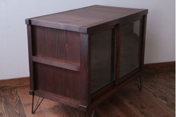 アンティーク家具　和製アンティーク　モールガラス引き戸の鉄脚キャビネット