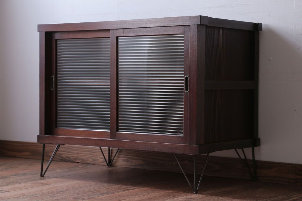 アンティーク家具　和製アンティーク　モールガラス引き戸の鉄脚キャビネット