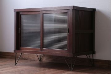 アンティーク家具　和製アンティーク　モールガラス引き戸の鉄脚キャビネット