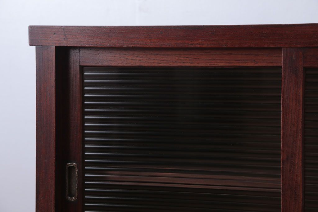 アンティーク家具　和製アンティーク　モールガラス引き戸の鉄脚キャビネット