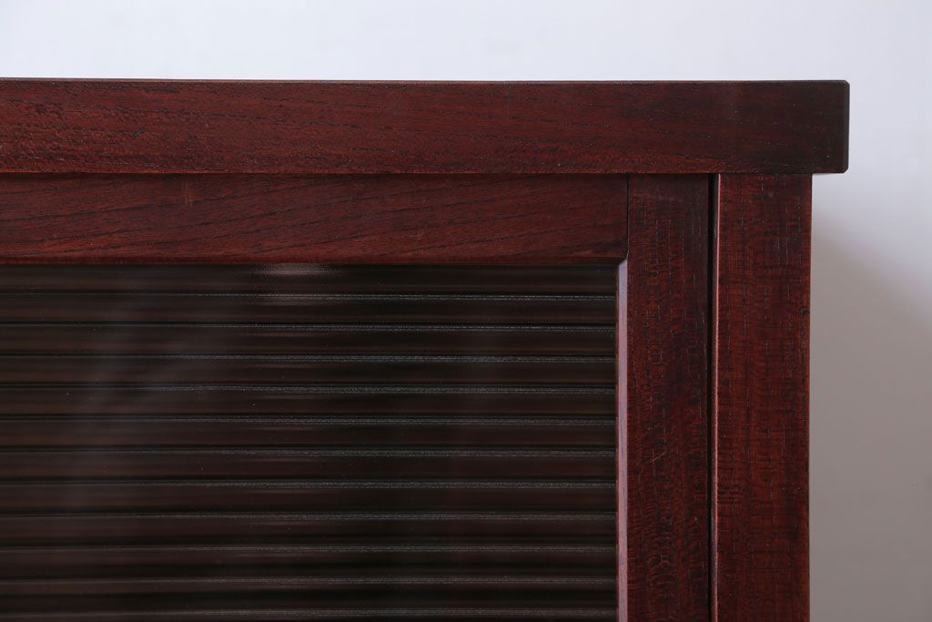 アンティーク家具　和製アンティーク　モールガラス引き戸の鉄脚キャビネット