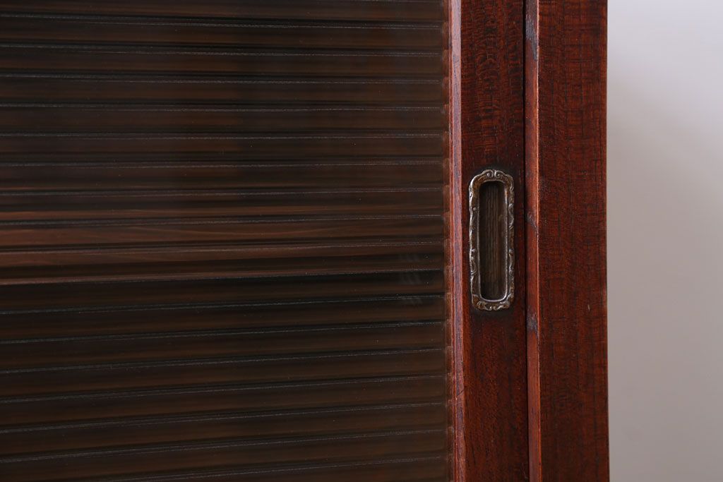 アンティーク家具　和製アンティーク　モールガラス引き戸の鉄脚キャビネット