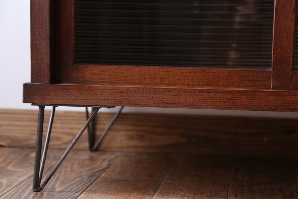 アンティーク家具　和製アンティーク　モールガラス引き戸の鉄脚キャビネット