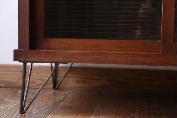 アンティーク家具　和製アンティーク　モールガラス引き戸の鉄脚キャビネット