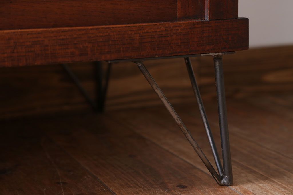 アンティーク家具　和製アンティーク　モールガラス引き戸の鉄脚キャビネット