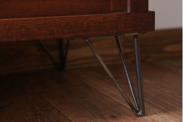 アンティーク家具　和製アンティーク　モールガラス引き戸の鉄脚キャビネット