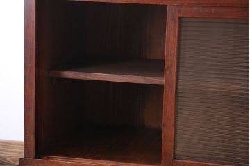 アンティーク家具　和製アンティーク　モールガラス引き戸の鉄脚キャビネット