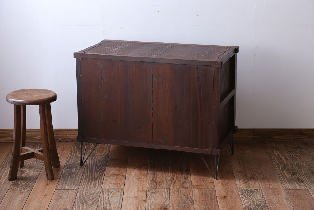 アンティーク家具　和製アンティーク　モールガラス引き戸の鉄脚キャビネット