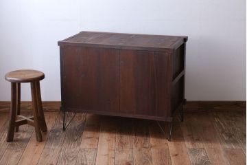 アンティーク家具　和製アンティーク　モールガラス引き戸の鉄脚キャビネット