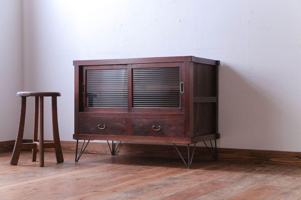 アンティーク家具　和製アンティーク　鉄脚付き!モールガラス引き戸のサイドボード