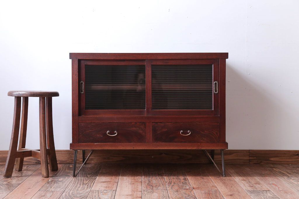 アンティーク家具　和製アンティーク　鉄脚付き!モールガラス引き戸のサイドボード