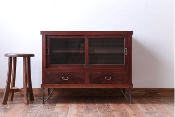 アンティーク家具　和製アンティーク　鉄脚付き!モールガラス引き戸のサイドボード