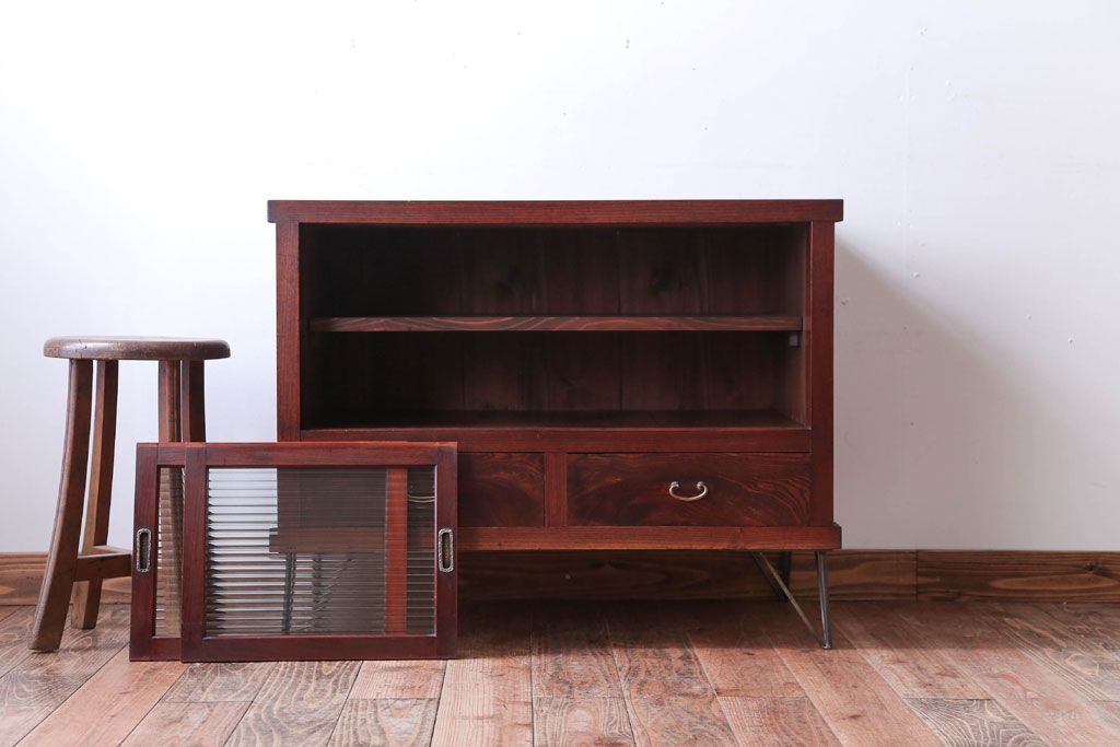 アンティーク家具　和製アンティーク　鉄脚付き!モールガラス引き戸のサイドボード