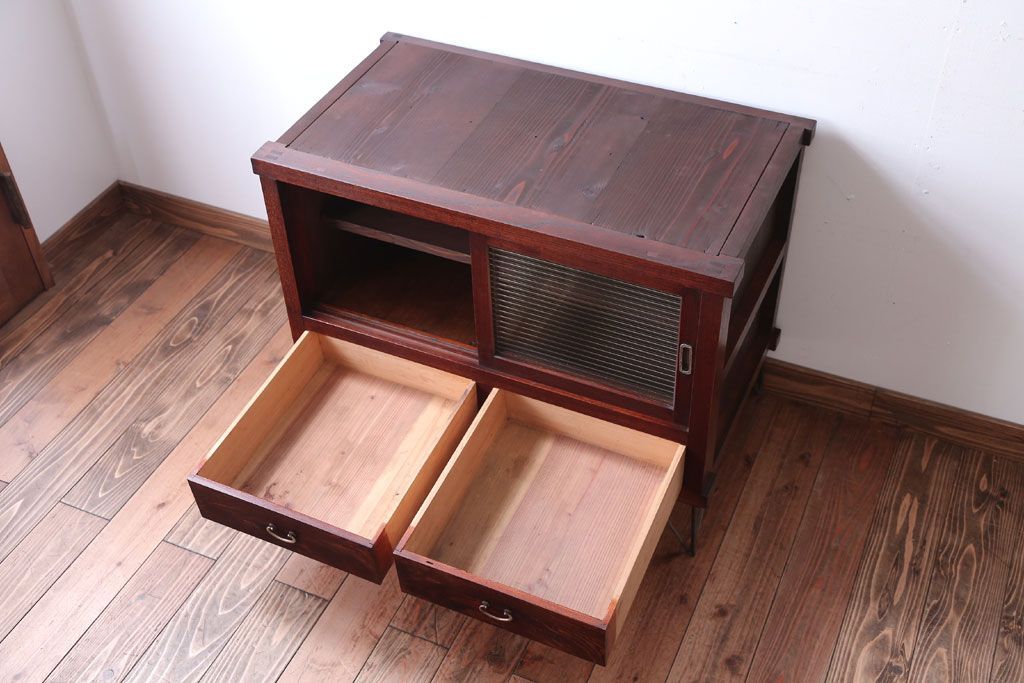 アンティーク家具　和製アンティーク　鉄脚付き!モールガラス引き戸のサイドボード