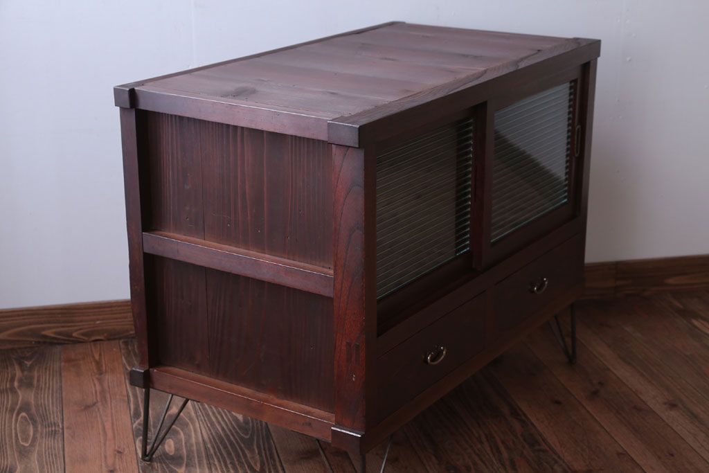アンティーク家具　和製アンティーク　鉄脚付き!モールガラス引き戸のサイドボード