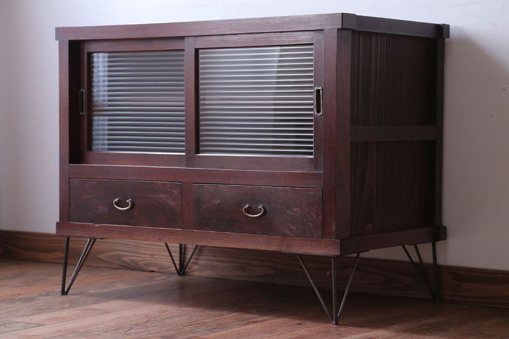 アンティーク家具　和製アンティーク　鉄脚付き!モールガラス引き戸のサイドボード