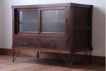 アンティーク家具　和製アンティーク　鉄脚付き!モールガラス引き戸のサイドボード