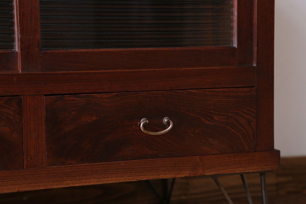 アンティーク家具　和製アンティーク　鉄脚付き!モールガラス引き戸のサイドボード